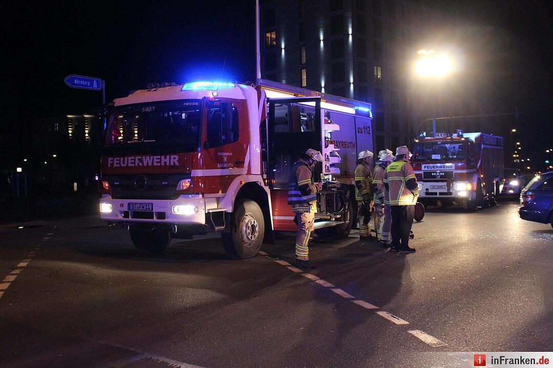 Frontalcrash in Bayreuth: Autos kollidieren - drei Menschen verletzt
