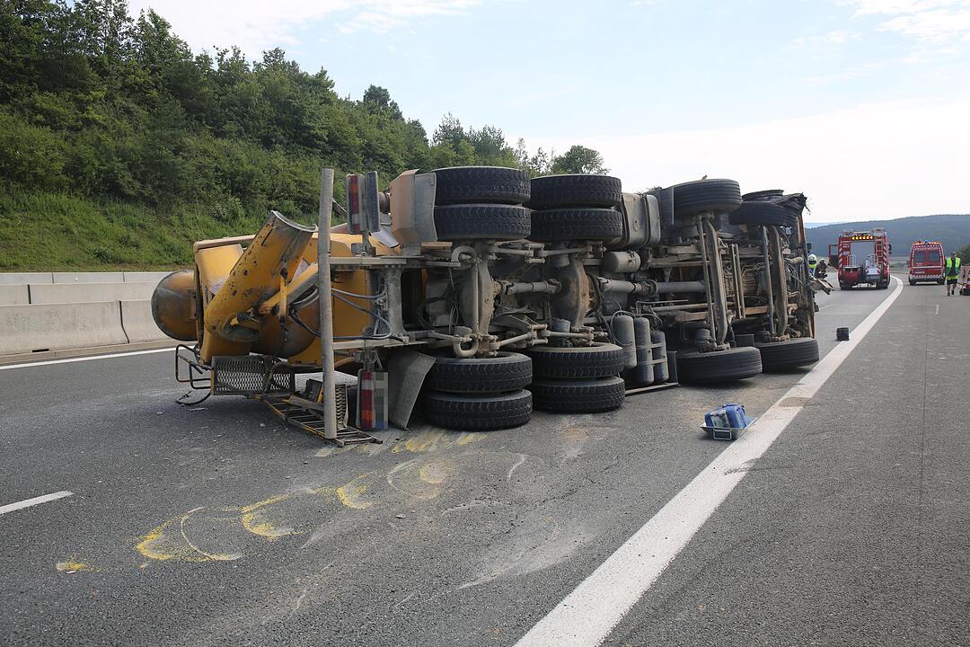 A9 bei Bindlach: Betonmischer stürzt nach Reifenplatzer um
