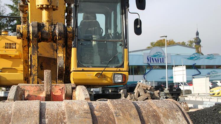 Draußen vor der Sinnflut entsteht der neue Parkplatz, den die Stadtwerke gemeinsam mit Tegut bauen lassen. Foto: Ulrike Müller