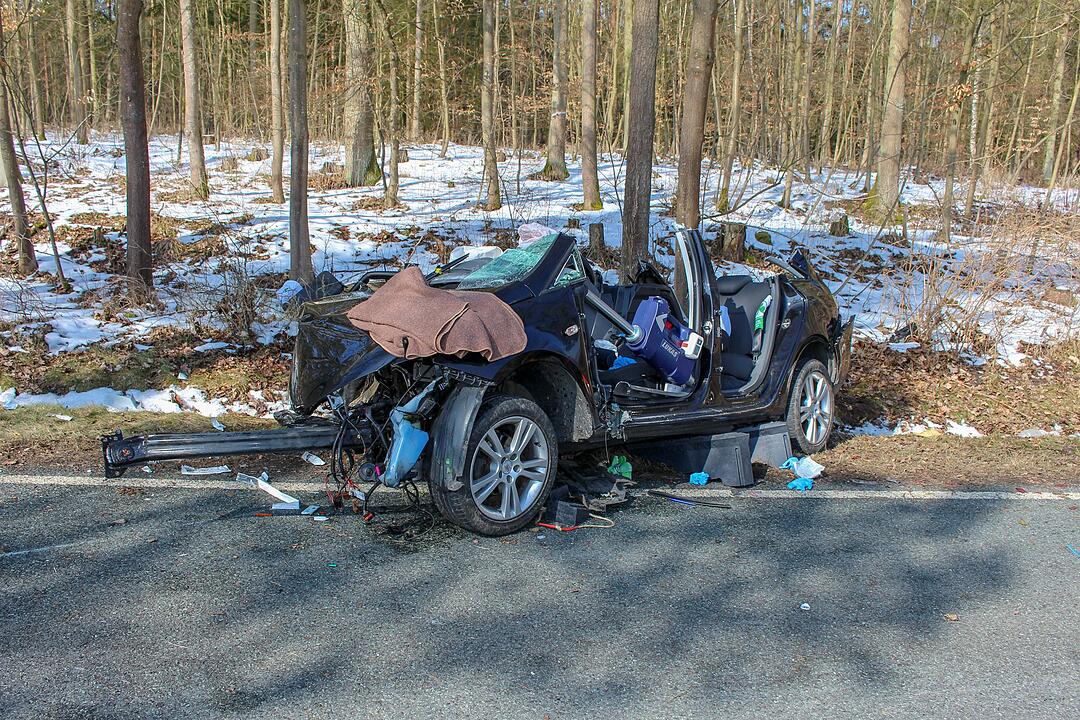 Autofahrer prallt im Kreis Fürth gegen Baum und stirbt
