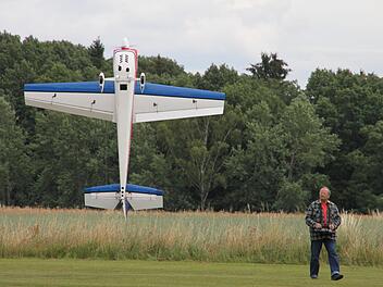 Georg Hopf aus Lauf bei  Nürnberg lässt sein Propellerflugzeug "Extra 230" senkrecht in der Luft  stehen. Foto: Stephan Stöckel