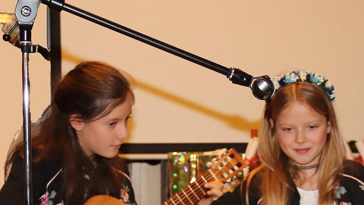 Nora und Vera spielen Weihnachtslieder Foto: Johanna Blum