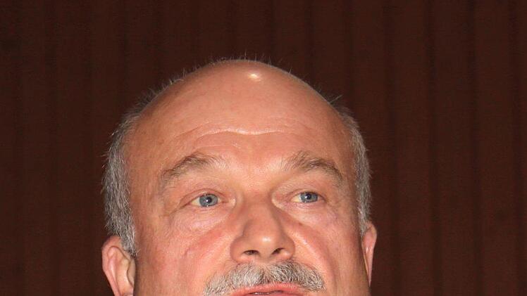 Manfred Schölch riet den Waldbesitzern zu einer Laub-Nadelholz-Mischung.    Foto: Richard Sänger