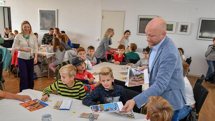 Weltkindertag: Etwa 120 junge Künstler waren am Donnerstag in der Zentralredaktion am Werkeln. Foto: Ronald Rinklef,