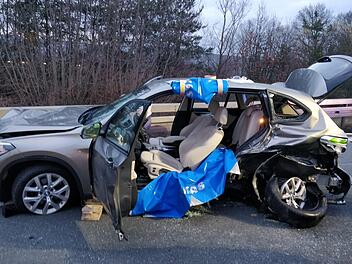 Bei einem Unfall auf der A73 bei Forchheim wurden am fr&uuml;hen Samstagabend nach ersten Informationen vier Menschen verletzt. Foto: Feuerwehr Forchheim
