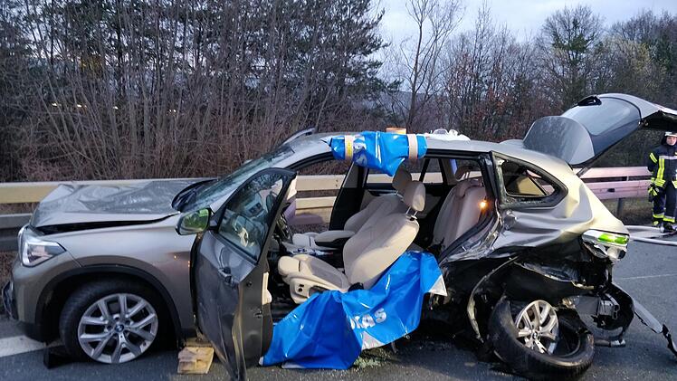 Bei einem Unfall auf der A73 bei Forchheim wurden am fr&uuml;hen Samstagabend nach ersten Informationen vier Menschen verletzt. Foto: Feuerwehr Forchheim