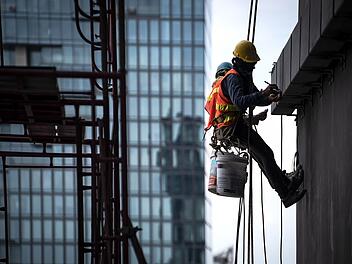 Bauarbeiter, Baustelle, Arbeit, Wohnhaus, Haus, Hochhaus, Sicherheitskleidung, Sicherung, Sicherheit Symbolfoto: cat027/Adobe Stock (237002907)