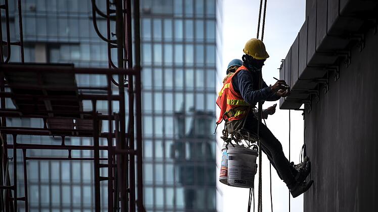 Bauarbeiter, Baustelle, Arbeit, Wohnhaus, Haus, Hochhaus, Sicherheitskleidung, Sicherung, Sicherheit Symbolfoto: cat027/Adobe Stock (237002907)