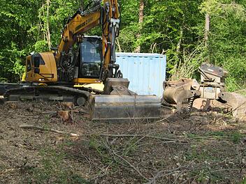 Der Waldfriedhof am Fuchsstädter "Mühlberg" geht in Kürze in die "heiße Phase". Maschinen und Geräte stehen bereits zum Ausbau bereit.