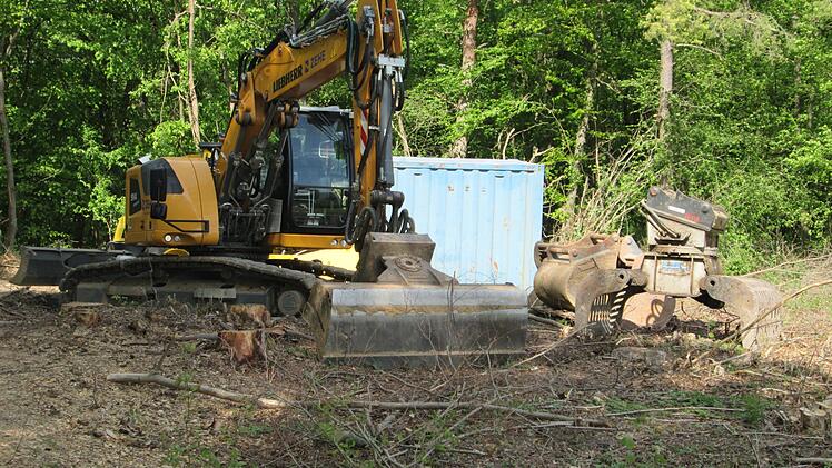 Der Waldfriedhof am Fuchsstädter "Mühlberg" geht in Kürze in die "heiße Phase". Maschinen und Geräte stehen bereits zum Ausbau bereit.