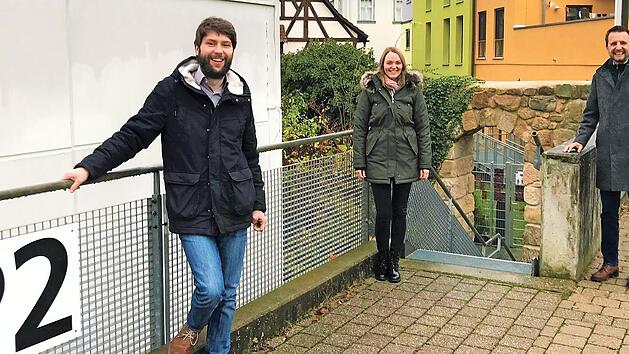 Steffen Hofmann, Denise Fritzmann sowie Bürgermeister Andreas Hügerich (v. l) versprechen sich viel vom kostenlosen Parken. Foto: privat