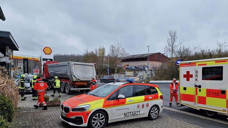 Würzburg: Spektakulärer Unfall in Kist - Lkw knallt vor Bäckerei in drei Autos - "verlor Kontrolle"