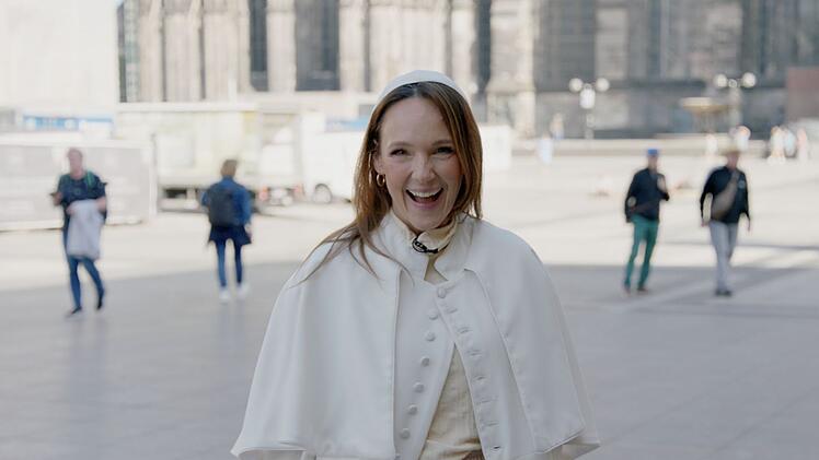 Komikerin Carolin Kebekus will Päpstin werden. Das passende Outfit besitzt sie bereits.