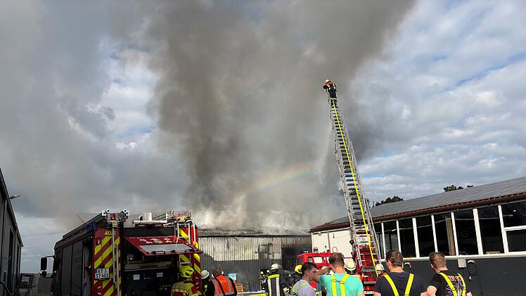 Lagerhallen-Brand in Unterfranken