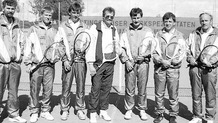Das Team der Tennis-Herren des FC Eltingshausen holt sich den Meistertitel. Im Bild (von links): Abteilungsleiter Manfred Wolf, Thorsten Bla&szlig;d&ouml;rfer, Peter Schott, Norbert Strenzl, Peter Eichhorn, Alois Karch und Stefan Geiger.