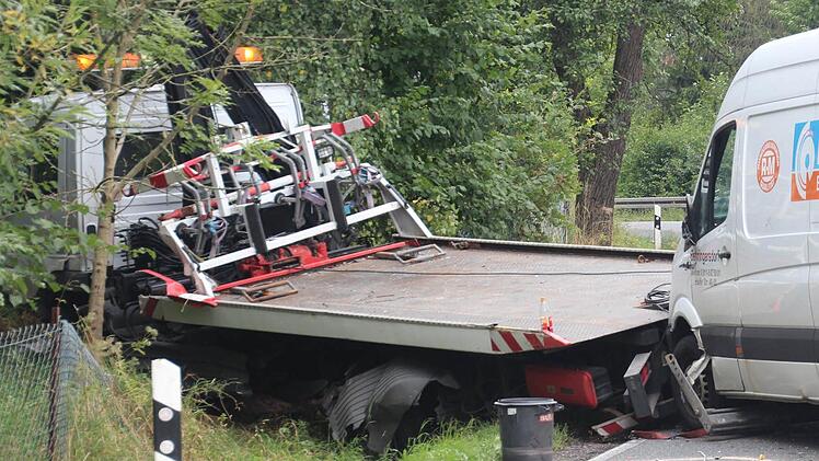 Der Abschleppwagen brauchte nach dem Zusammenstoß selbst ein Abschleppfahrzeug. Fotos: Carina Kuhnlein