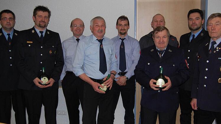 Ehrungen (v. l.: Alexander Muth, Jochen Meder, Marko Friedrich, Erhard Happ, Markus Klubertanz, Klaus Täuber (hinten), Bruno Zink (vorne), Stefan Gärtner und Leo Meder. Foto: Günter Straub