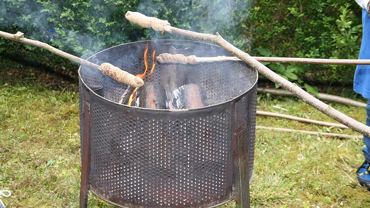 Das Stockbrot schmeckte auch im Regen.