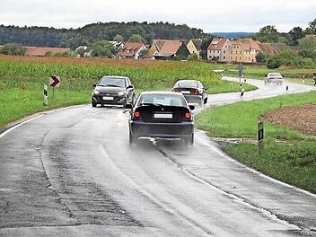 Mehrere Asphaltschichten übereinander, löchrig, geflickt, kurvig und vor allem auch relativ schmal präsentiert sich die Staatsstraße nicht nur südlich von Großneuses (im Hintergrund), sondern auf den gesamten sieben Kilometern zwischen Höchstadt und Oberlindach.  Foto: Andreas Dorsch