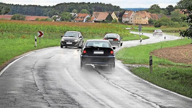 Mehrere Asphaltschichten übereinander, löchrig, geflickt, kurvig und vor allem auch relativ schmal präsentiert sich die Staatsstraße nicht nur südlich von Großneuses (im Hintergrund), sondern auf den gesamten sieben Kilometern zwischen Höchstadt und Oberlindach.  Foto: Andreas Dorsch