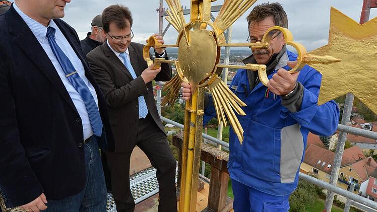 Auch Stiftungsreferent Bertram Felix (links) und Zweiter Bürgermeister Christian Lange waren bei der Abnahme dabei. Foto: Ronald Rinklef
