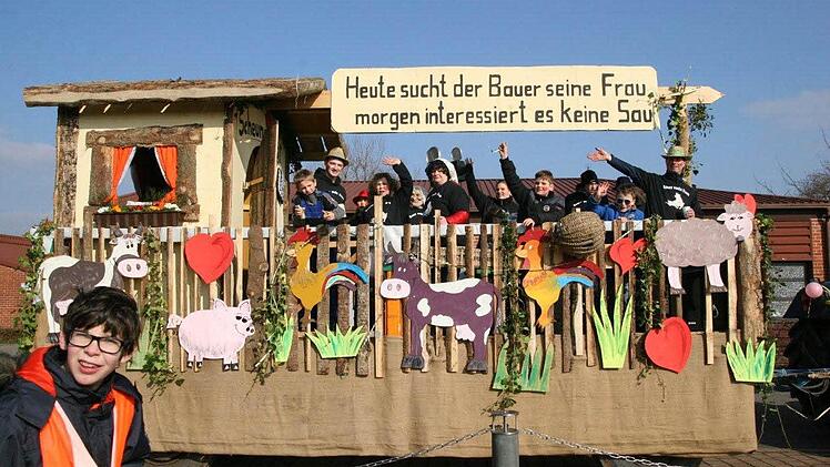 Über die "Sendung für's Klo" - Bauer sucht Frau - machte sich der BBV Hirschaid lustig. Wenn der Bauer kein Rückgaberecht habe, helfe der schönste Bauernhof und auch die Partnersuche via Television nichts, lautet die Devise. Foto: Werner Baier