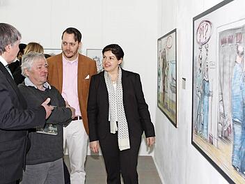 Der Künstler Bela Farago (zweiter von links) vor seinen Bildern mit (von links) dem Vorsitzenden des KKV Karlo Hurec, Alexander Süß und Zweiter Bürgermeisterin Angela Hofmann.  Foto: Michael Wunder