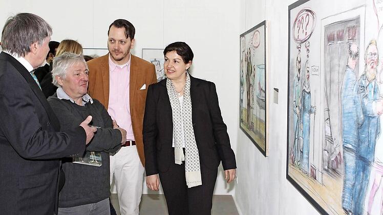 Der Künstler Bela Farago (zweiter von links) vor seinen Bildern mit (von links) dem Vorsitzenden des KKV Karlo Hurec, Alexander Süß und Zweiter Bürgermeisterin Angela Hofmann.  Foto: Michael Wunder