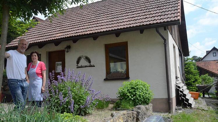 Im Jahr 2002 wurde das Rennesberger Holzofenbrot-Backhäusla eröffnet. Die Familie Fößel (Bild) lädt zum Tag des offenen Hofes ein.  Foto: K.- H. Hofmann