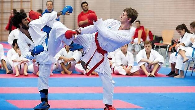 Einen tollen Kumite-Kampf lieferten sich diese beiden Athleten, die viel Beifall von den begeisterten Karatekas bekamen. Fotos: Melanie Feldmeier