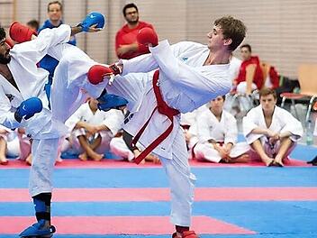 Einen tollen Kumite-Kampf lieferten sich diese beiden Athleten, die viel Beifall von den begeisterten Karatekas bekamen. Fotos: Melanie Feldmeier
