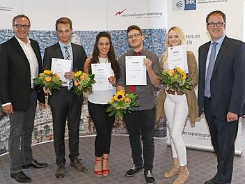 Patrick Siegler, Felix Dotterweich, Mergime Bllaca, Lucas Himbsel, Sarah Krieglstein und Florian Janik (v. l.) Foto: Kurt Fuchs (IHK)