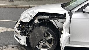 Feuerwehrwagen auf Einsatzfahrt verungl&uuml;ckt