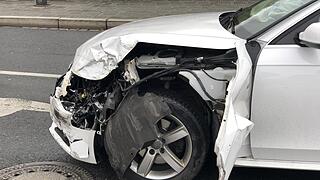 Feuerwehrwagen auf Einsatzfahrt verungl&uuml;ckt