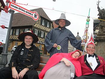 Gag zum 11.11. auf dem Staffelsteiner Marktplatz: Der Staffelsteiner Karnevals-Klub (SKK) eröffnet sein "Haam-Bring-Bänkla". Unter der Aufsicht von Erstem Präsidenten Matthias Graß haben hier (vorn v. l.) Jo Riemer, Margit Schnapp und Michael Hess Platz genommen.Matthias Einwag
