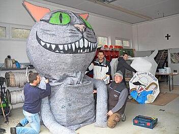 Die Feuerwehr Welitsch thematisiert "Alice im Wunderland" beim Faschingsumzug am 5. März. Noch haben die Feuerwehrler als Handwerker einige Feinheiten an ihrer Grinsekatze zu tun.  Foto: K.- H. Hofmann