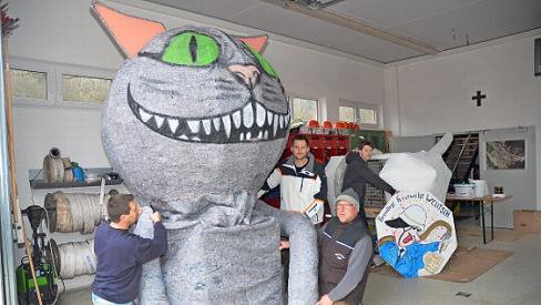 Die Feuerwehr Welitsch thematisiert "Alice im Wunderland" beim Faschingsumzug am 5. März. Noch haben die Feuerwehrler als Handwerker einige Feinheiten an ihrer Grinsekatze zu tun.  Foto: K.- H. Hofmann