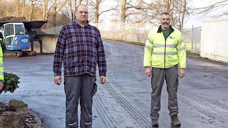 Drei zufriedene Chefs und ein glücklicher Mitarbeiter: Mario Hornung (Zweiter von links) mit den beiden Gesellschaftern des Kompost- und Erdenwerks, Manfred Eichhorn (links) und Klaus Merkel (rechts), und dem Werkleiter Norbert Then