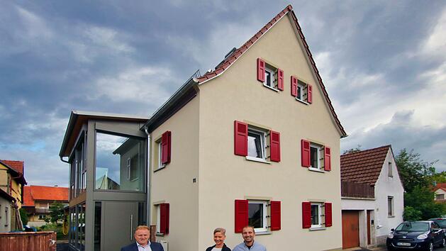 Dieses Haus in der B&auml;ckergasse 11 in Ma&szlig;bach haben Diana und Michael Schraut von Grund auf saniert. B&uuml;rgermeister Matthias Klement &uuml;berreichte ihnen symbolisch einen F&ouml;rderscheck.