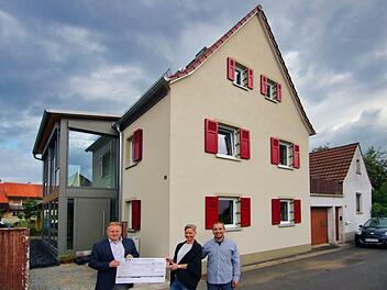Dieses Haus in der Bäckergasse 11 in Maßbach haben Diana und Michael Schraut von Grund auf saniert. Bürgermeister Matthias Klement überreichte ihnen symbolisch einen Förderscheck.