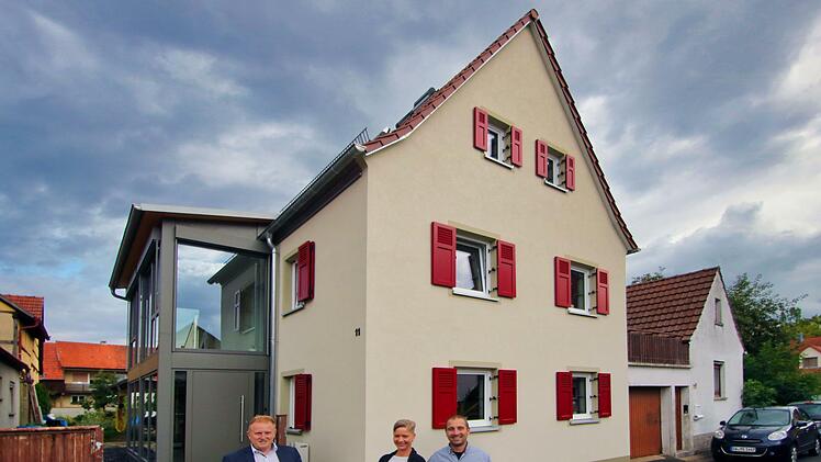 Dieses Haus in der Bäckergasse 11 in Maßbach haben Diana und Michael Schraut von Grund auf saniert. Bürgermeister Matthias Klement überreichte ihnen symbolisch einen Förderscheck.
