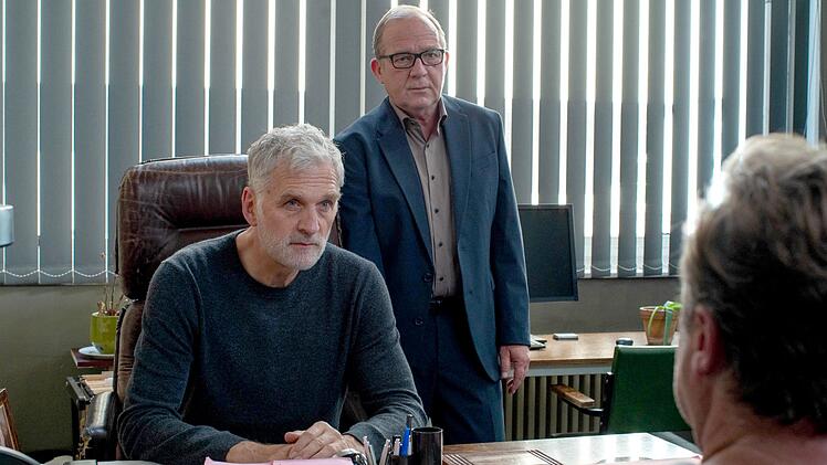 Nabrow (Walter Sittler, links) und sein Vorgesetzter Fred Keitel (Uwe Preuss, Mitte) glauben, dass Jenke (Rainer Wöss) etwas mit den Mordfällen zu tun hat. Der Polizist bestreitet das vehement.
