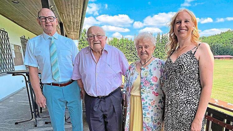 Zahlreiche Gl&uuml;ckw&uuml;nsche wurden Lioba Baum zu ihrem 90. Geburtstag zuteil; hier mit stv. Landrat Thomas Stadelmann und ihrem Ehemann Alfons (von links) sowie B&uuml;rgermeisterin Eva-Maria Schmitt. G&uuml;nther Geiling