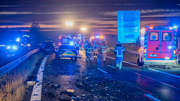 Geisterfahrer verursacht schweren Unfall auf der A70: Fahrschulauto beteiligt