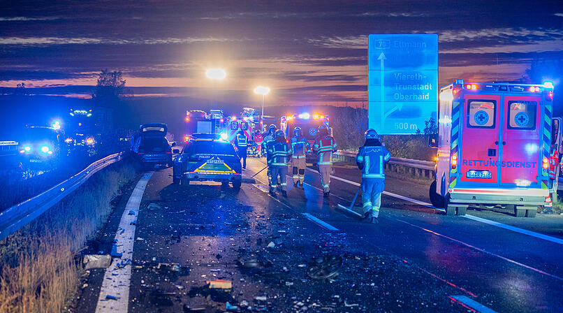Geisterfahrer verursacht schweren Unfall auf der A70: Fahrschulauto beteiligt