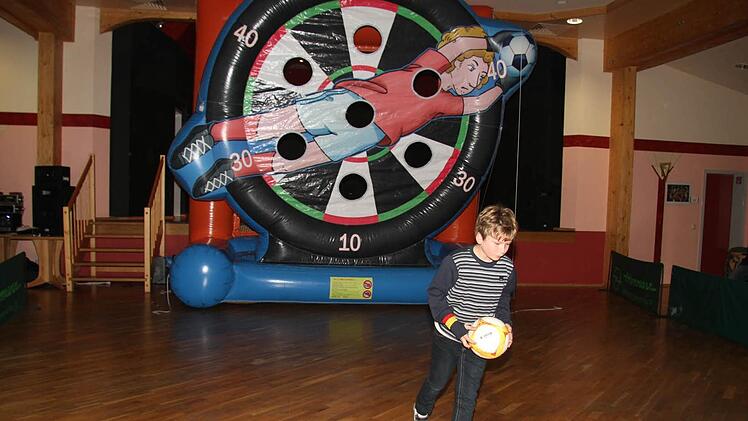 Der Schuss auf die aufblasbare Torwand fiel sowohl den kleinen...