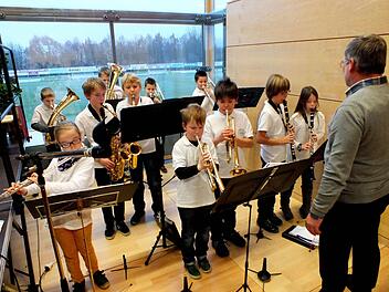Die Bläserkids der Grundschule Zeil/Sand spielen für die Besucher der Seniorenehrung. Fotos: Alfons Bäuerlein