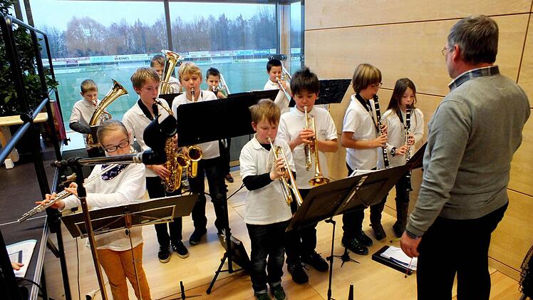 Die Bläserkids der Grundschule Zeil/Sand spielen für die Besucher der Seniorenehrung. Fotos: Alfons Bäuerlein