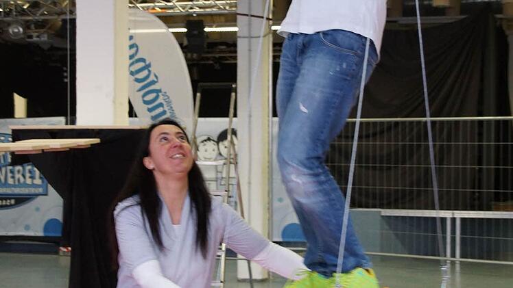 Lehrerin Marion Hofmann gibt Hilfestellung. Foto: Christian Meyer