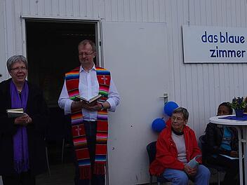 Dekanin Dorothea Richter und Regionaldekan Thomas Teuchgräber erbaten den Segen Gottes für den Container. Foto: Heike Schülein